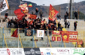 I numerosi sostenitori giunti da Messina (foto Giuseppe Scialla)