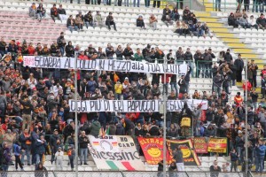 Uno striscione esposto dai tifosi in Curva Sud (foto Paolo Furrer)
