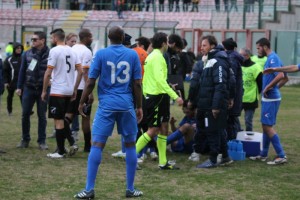 Nel concitato finale un contrasto fra Pepe e Girardi è costato il rosso al difensore del Messina (foto Paolo Furrer)