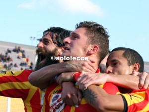 L'esultanza dei calciatori del Lecce per l'ultimo successo casalingo con il Savoia