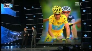 Sul palco di Sanremo anche la maglia gialla che lo ha visto trionfare in Francia