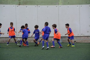 I bambini si sfidano sul campo di calcio a 5