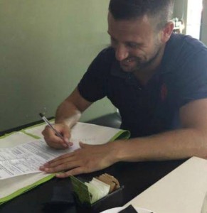 Davide Arigò firma il contratto che lo lega al Rocca