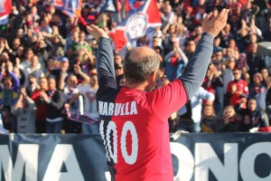 Gigi Marulla saluta i suoi tifosi