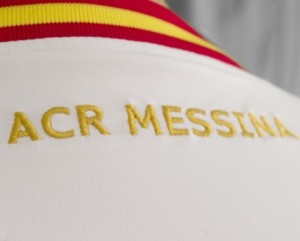 Il logo ACR Messina sulla maglia ufficiale