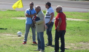 Alcuni componenti dello staff a Villafranca: spicca il team manager Ciccio Alessandro