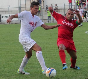 Ancora l'esterno difensivo Barilaro in azione con la maglia dell'Ancona