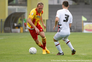 Il centrocampista Fabrizio Melara in azione contro il Foggia
