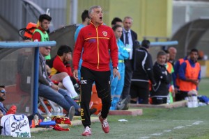 L'allenatore in seconda del Benevento Loreno Cassia in panchina (foto Armando Russo)