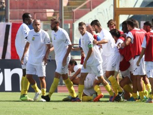 I calciatori dell'Ischia celebrano una delle reti realizzate al ''Massimino'' contro il Catania