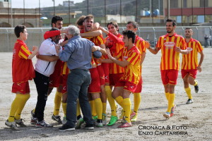 L'esultanza dei calciatori dell'Iniziativa