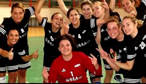 La formazione della Handball Club Messana festeggia la vittoria dopo il derby 