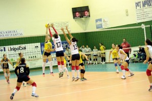 Si lotta sotto rete (Messina Volley - Cosmes Taranto)