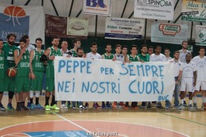 Le 2 squadre unite ricordano il compianto Giuseppe Cammarata. Foto CefalùSport