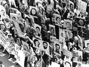 La manifestazione delle madri di Plaza de Mayo, nel 1978. L'opera è dedicata ai "desaparecidos" argentini