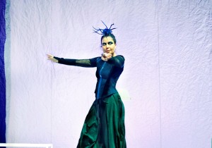 Sabina Guzzanti durante lo spettacolo