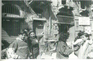 Alcuni studenti durante un sopralluogo in un palazzo settecentesco