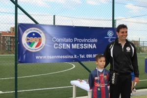 Andrea Argento premia un giovane calciatore