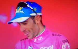Il sorriso di Vincenzo Nibali, che torna a indossare la maglia rosa