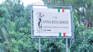 La targa apposta sul lungomare di San Giorgio ora intitolato ad Anna Rita Sidoti