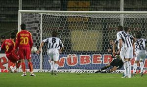 Riganò in gol su rigore a Siena (foto Ansa)