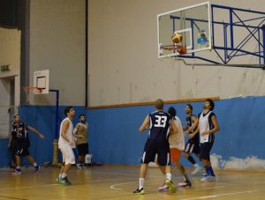Una fase dell'amichevole Basket School Messina-Vis