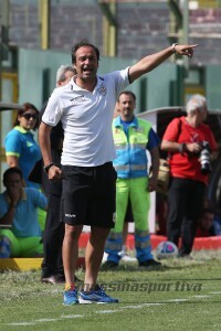 Il tecnico del Messina Gaetano Catalano dà indicazioni dalla panchina (foto Luca Maricchiolo)