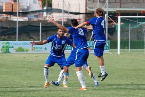 La gioia dei giocatori dell'Aprilia dopo un gol