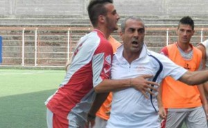 La gioia del tecnico Ialacqua e dei calciatori del Due Torri per il loro, storico, primo successo in serie D