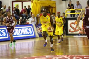 Alex Young (25 punti) in transizione