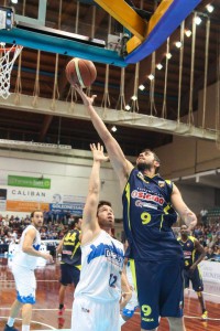 Il capitano Giuliano Maresca appoggia a canestro