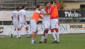 I calciatori del Teramo celebrano il nuovo successo, che vale anche la conquista della vetta