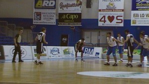 Il play Roberto Bellomo (Mia) imposta l'azione d'attacco