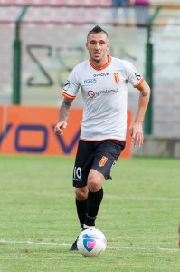 L'ex talento del Siena gestisce un possesso in mezzo al campo (scatto Alessio Costa)