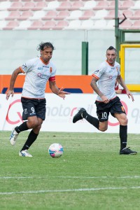 Guadalupi al fianco di capitan Corona (scatto Alessio Costa)