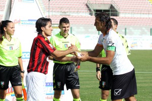 La stretta di mano tra i capitani e Corona (foto Luca Maricchiolo)