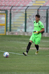 Lagomarsini gioca il pallone con i piedi