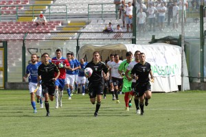 L'ingresso in campo di Messina ed Aprilia domenica scorsa al "San Filippo" (foto Luca Maricchiolo)