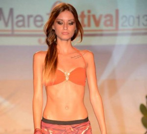 Giulia Arena durante la sfilata di MareFestival Salina