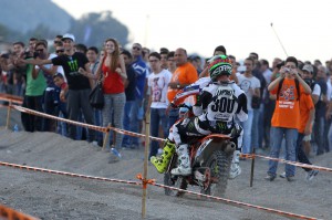 Cairoli transita con un a bordo un altro centauro vicino al pubblico