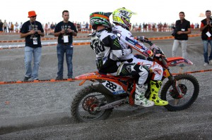 Cairoli con "passeggero" a bordo