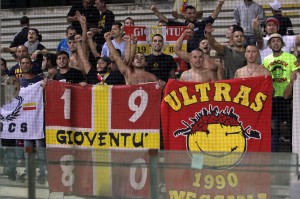 I sostenitori del Messina presenti all'Arechi di Salerno