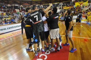 L'esultanza dei giocatori dell'Upea Capo d'Orlando (foto Ciccio Saya)