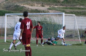 L'esultanza di Frisenda dopo la rete al Noto