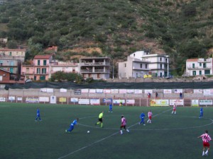 Fase di gioco con capitan Librizzi che si accinge ad un lancio contrastato da Cris
