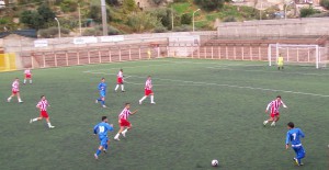 Fase di gioco con i pirainesi  (maglia azzurra) Butera e Scolaro