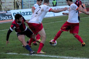 Silvestri, Ferreira e Quintoni in azione. Il terzino perfeziona un recupero (foto Paolo Furrer)