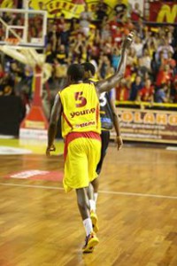 Young dedica un canestro ai tifosi di Barcellona