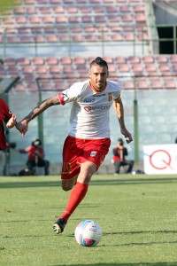 Il "Cigno" di Brindisi in azione contro la sua ex squadra, il Cosenza (foto Luca Maricchiolo)