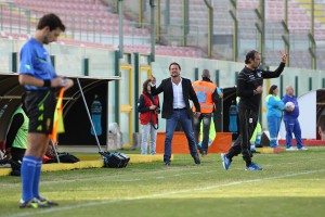 Il ds giallorosso protesta dalla panchina (foto Luca Maricchiolo)